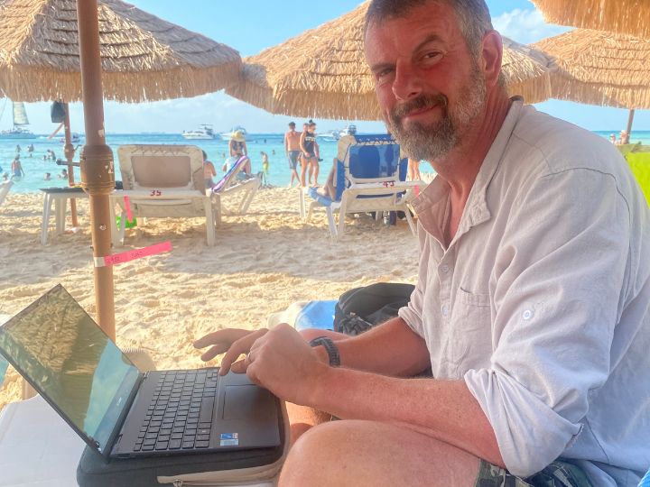 Digital nomad David relaxing with a bit of Zenler
